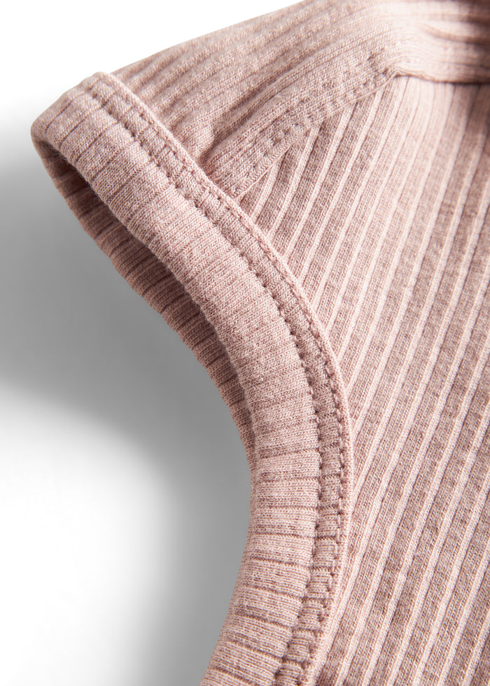 Ribbed pink hat with buckle for children