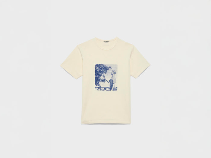 MENS PICKING FRUIT GRAPHIC PRINT T-SHIRT IN ECRU