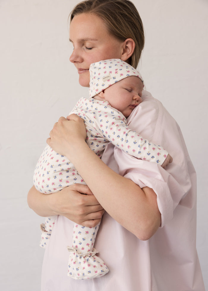 Babyhue med små blomsterprint i lyse farver og elastisk kant