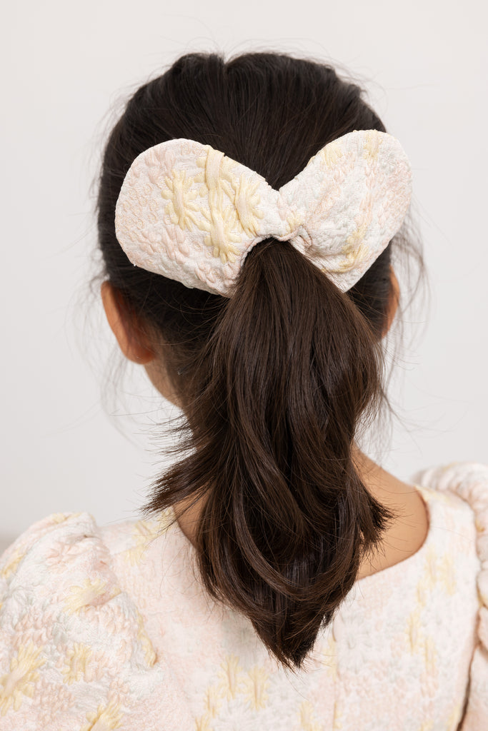 Flødefarvet scrunchie med sløjfeformet rynket jacquard