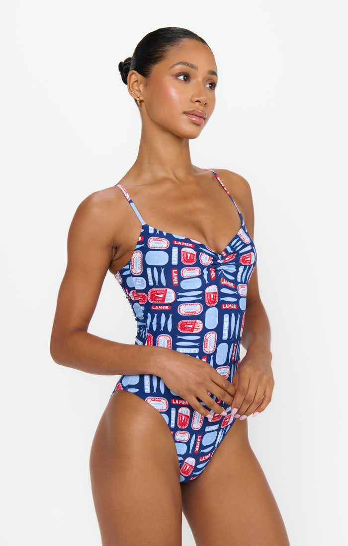 badge_model-wears-size-s
