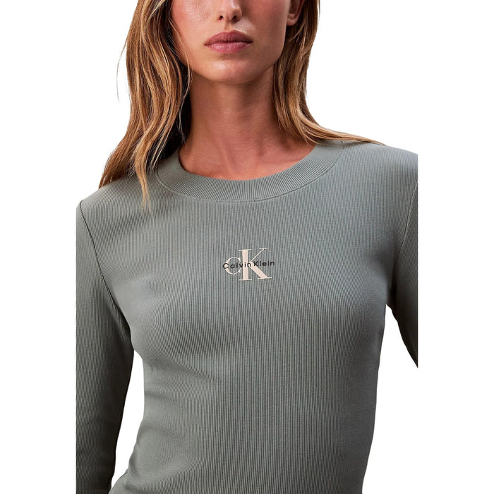 Image 2 : Détail texture pull vert Calvin Klein Jeans coupe féminine — delvale