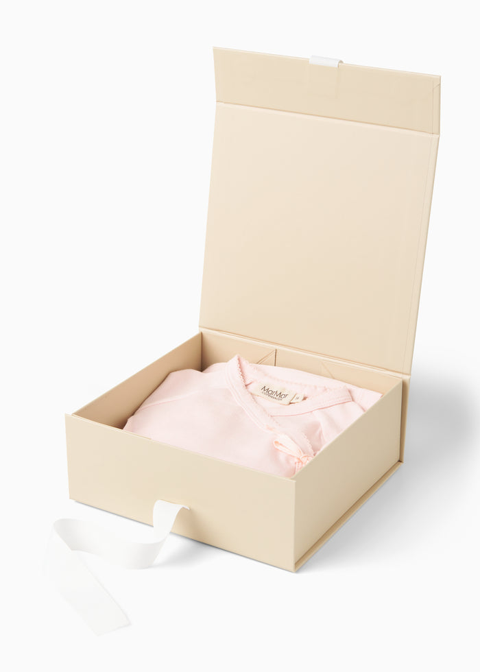 Babytøjssæt i lyserød i åben beige gaveæske