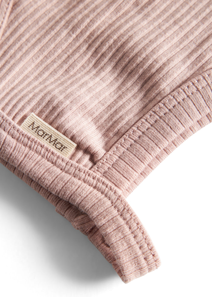 Ribbed pink hat with buckle for children