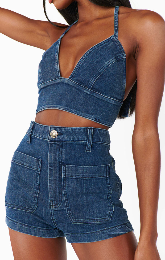 badge*model-wears-size-25