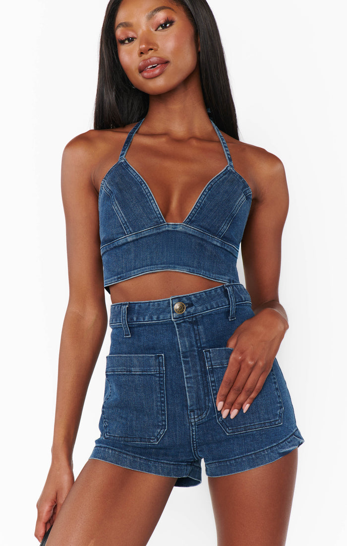 badge_model-wears-size-25