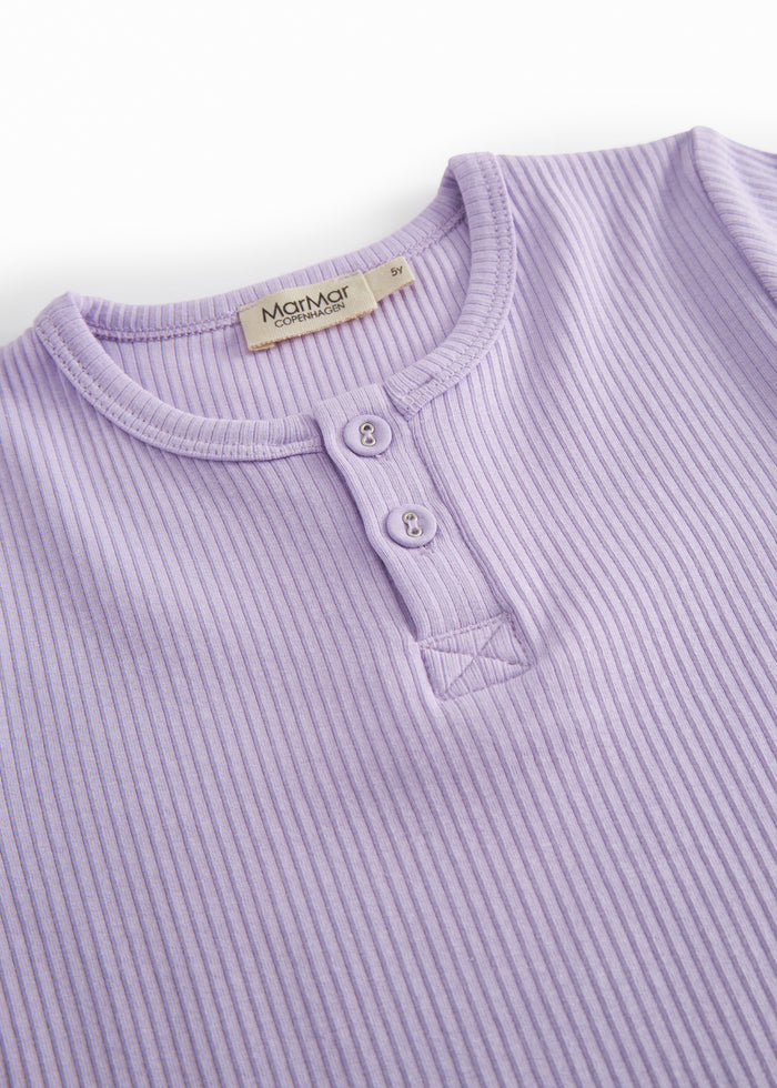 Short-sleeved ribbed t-shirt for children in a lilac shade with button-up closure.